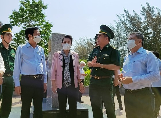 Chủ tịch Quốc hội Nguyễn Thị Kim Ngân thăm lực lượng phòng chống dịch Covid-19 ở biên giới Kiên Giang ảnh 1