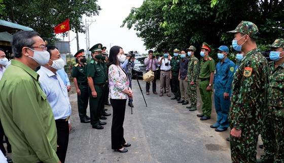 Phó Chủ tịch nước Võ Thị Ánh Xuân thăm lực lượng phòng chống dịch Covid-19 ở biên giới An Giang   ảnh 2