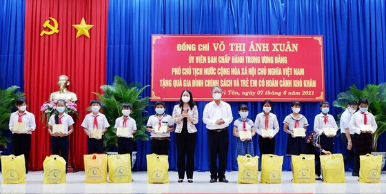 Phó Chủ tịch nước Võ Thị Ánh Xuân thăm lực lượng phòng chống dịch Covid-19 ở biên giới An Giang ảnh 3
