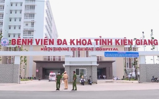 Phát hiện nhiều ca nghi mắc Covid-19, Bệnh viện Đa khoa tỉnh Kiên Giang tạm dừng tiếp nhận bệnh ngoại trú  ảnh 1
