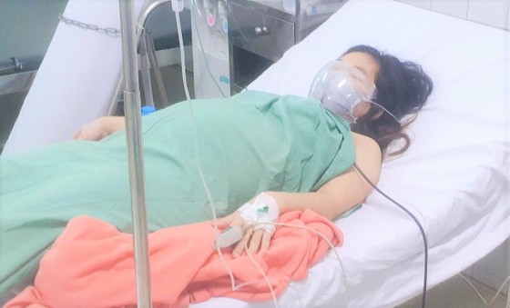 Sản phụ mắc Covid-19 được cấp cứu 'mẹ tròn con vuông' ảnh 1