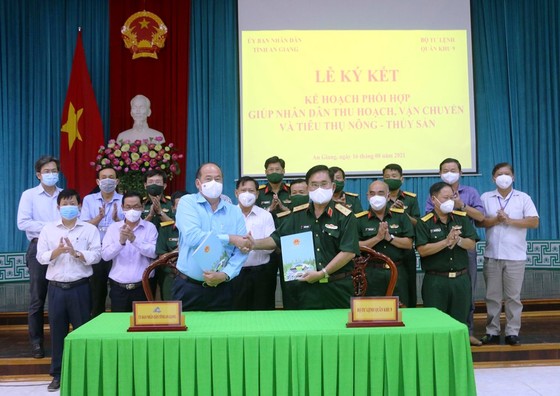 Quân khu 9 hỗ trợ An Giang thu hoạch, vận chuyển nông sản ảnh 1