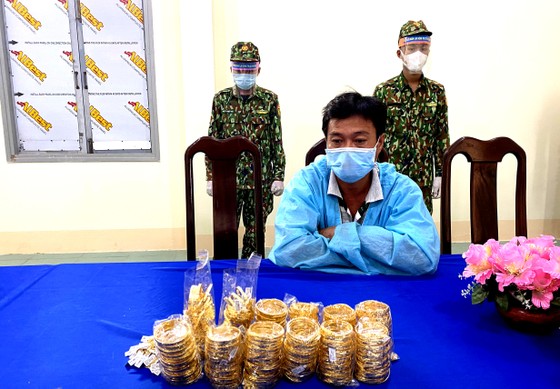 Bắt đối tượng vận chuyển 2,2 kg kim loại nghi là vàng qua biên giới ảnh 2