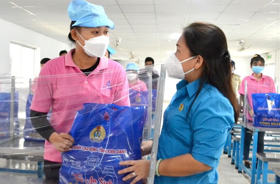 Kiên Giang trao 25.000 túi quà an sinh cho công đoàn viên ảnh 1