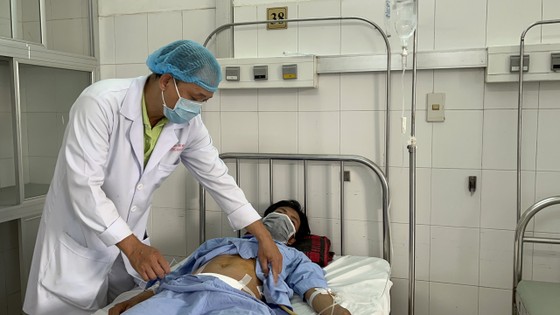 Phẫu thuật thành công cắt bỏ 2 viên sỏi bàng quang ảnh 1