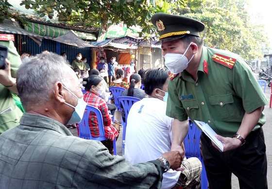 Công an tỉnh An Giang thăm hỏi, hỗ trợ 52 tiểu thương bị hỏa hoạn ảnh 1