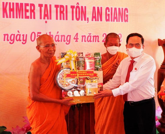 Phó Thủ tướng Thường trực Phạm Bình Minh chúc Tết Chôl Chnăm Thmây tại Sóc Trăng ảnh 7