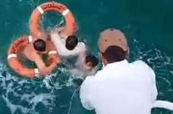 Kiên Giang: Cứu kịp thời người nhảy tàu cao tốc xuống biển tự tử ảnh 1