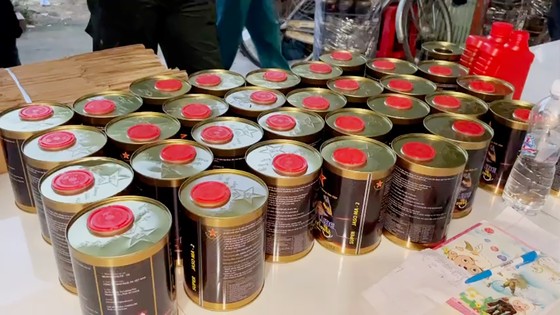 Phát hiện một hộ dân nghi sản xuất nhớt giả ở An Giang ảnh 2