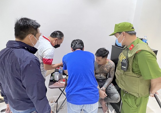 Phát hiện 11 đối tượng dương tính với ma túy trong một chung cư ảnh 1