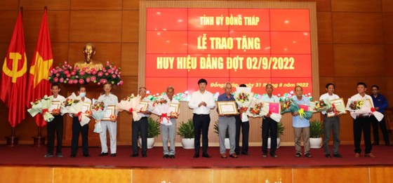 Đồng Tháp trao tặng Huy hiệu Đảng cho 271 đảng viên ảnh 1