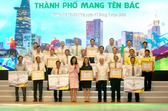 Phó Chủ tịch UBND TPHCM Nguyễn Thị Thu khen thưởng các tập thể và cá nhân tại Lễ bế mạc. Ảnh: NGUYỄN NHÂN