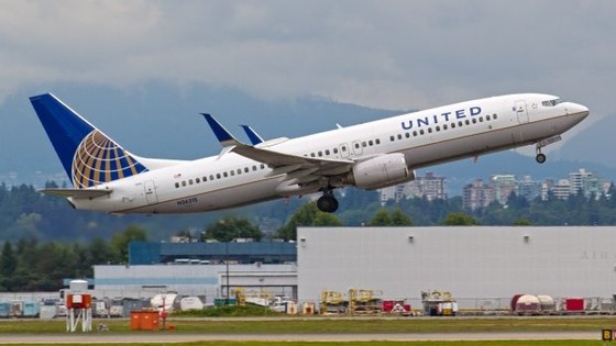​United Airlines mất 1 tỉ USD sau vụ lôi hành khách ảnh 1