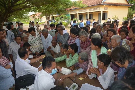 Đoàn y bác sĩ TPHCM khám chữa bệnh và phát thuốc miễn phí cho người dân Campuchia ảnh 1
