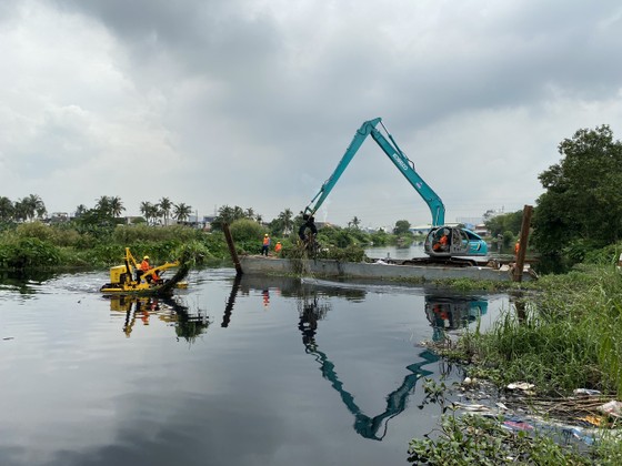 Tổ hợp hiện đại trên sông rạch TPHCM “gắp” hơn 5 tấn rác/giờ ảnh 5