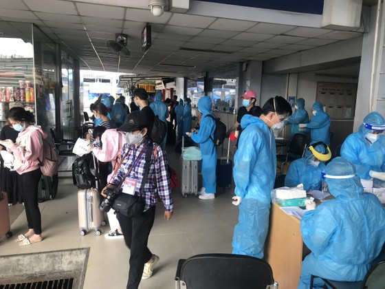 Hơn 400 người Kiên Giang ở TPHCM được Công ty Phương Trang đưa về quê ảnh 1
