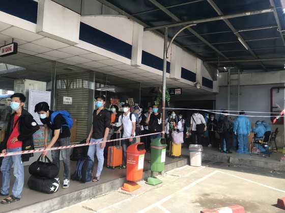 Hơn 400 người Kiên Giang ở TPHCM được Công ty Phương Trang đưa về quê ảnh 2