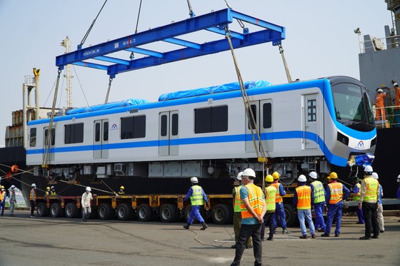 Đoàn tàu 12 và 13 tuyến Metro Bến Thành - Suối Tiên cập cảng TPHCM ảnh 2