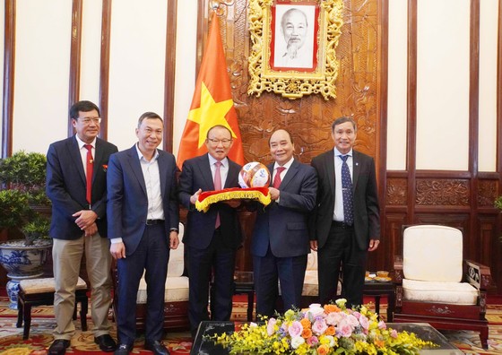 Chủ tịch nước Nguyễn Xuân Phúc tiếp hai HLV Park Hang-seo và Mai Đức Chung ảnh 1
