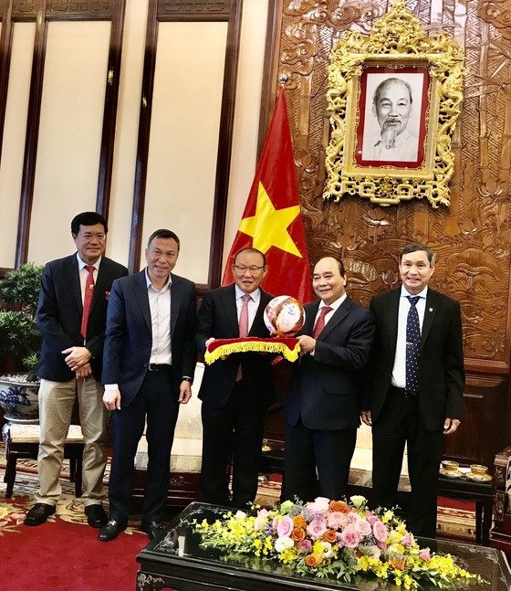 Chủ tịch nước Nguyễn Xuân Phúc tiếp hai HLV Park Hang-seo và Mai Đức Chung ảnh 4