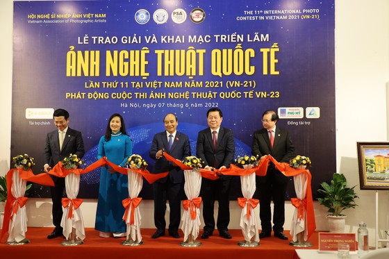 Chủ tịch nước Nguyễn Xuân Phúc cắt băng khai mạc triển lãm Ảnh nghệ thuật Quốc tế lần thứ 11 ảnh 1