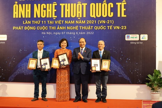Chủ tịch nước Nguyễn Xuân Phúc cắt băng khai mạc triển lãm Ảnh nghệ thuật Quốc tế lần thứ 11 ảnh 2