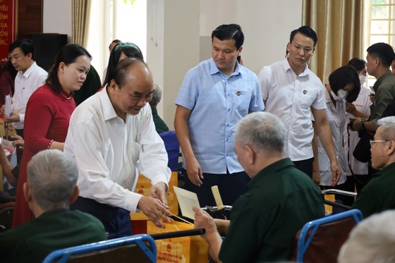 Chủ tịch nước Nguyễn Xuân Phúc cùng các bộ, ngành thăm, tặng quà Trung tâm Điều dưỡng Thương binh Thuận Thành ảnh 4