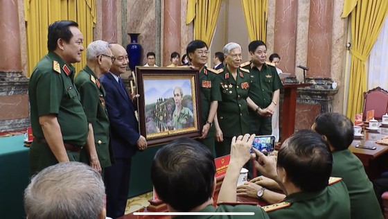 Chủ tịch nước Nguyễn Xuân Phúc tiếp đại biểu cựu chiến binh Mặt trận Vị Xuyên - Hà Tuyên ảnh 6