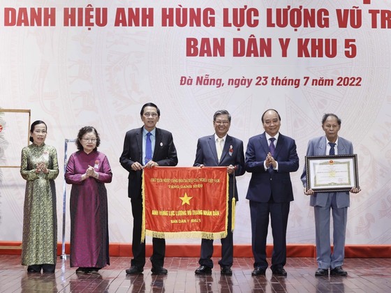 Chủ tịch nước trao tặng danh hiệu Anh hùng Lực lượng vũ trang nhân dân cho Ban Dân y Khu 5 ảnh 1