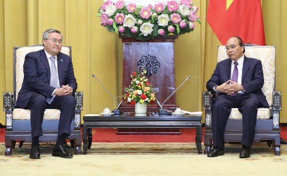 Chủ tịch nước Nguyễn Xuân Phúc tiếp Phó Thủ tướng, Bộ trưởng Ngoại giao Kazakhstan Mukhtar Tileuberdi  ảnh 2