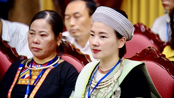 Chủ tịch nước Nguyễn Xuân Phúc gặp mặt Đoàn đại biểu người dân tộc thiểu số tiêu biểu tỉnh Cao Bằng​  ảnh 7