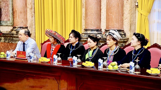 Chủ tịch nước Nguyễn Xuân Phúc gặp mặt Đoàn đại biểu người dân tộc thiểu số tiêu biểu tỉnh Cao Bằng​  ảnh 6