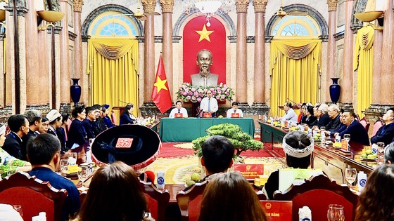 Chủ tịch nước Nguyễn Xuân Phúc gặp mặt Đoàn đại biểu người dân tộc thiểu số tiêu biểu tỉnh Cao Bằng​  ảnh 1