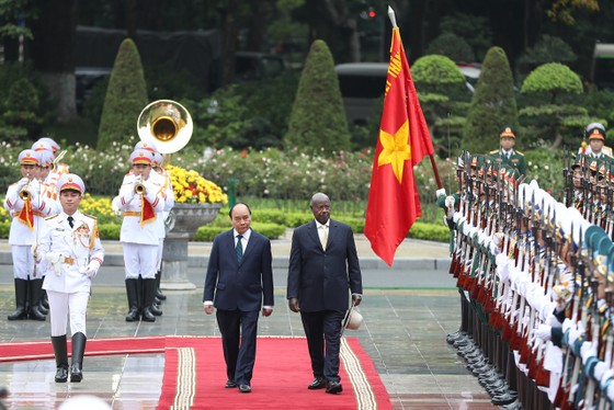 Chủ tịch nước Nguyễn Xuân Phúc chủ trì lễ đón Tổng thống Uganda ảnh 1