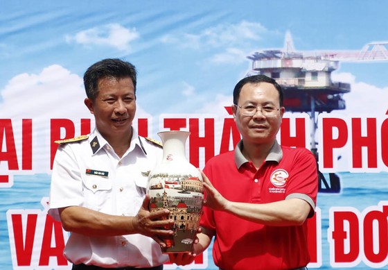 Đoàn đại biểu TPHCM thăm, tặng quà cán bộ, chiến sĩ và nhân dân ở Côn Đảo ảnh 1