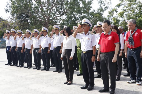 Đoàn đại biểu TPHCM dâng hương tưởng nhớ các anh hùng liệt sĩ tại Côn Đảo ảnh 1