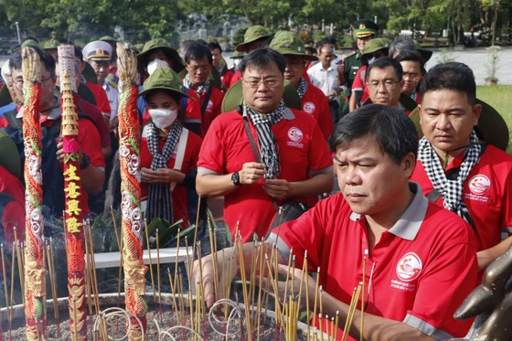 Đoàn đại biểu TPHCM dâng hương tưởng nhớ các anh hùng liệt sĩ tại Côn Đảo ảnh 4