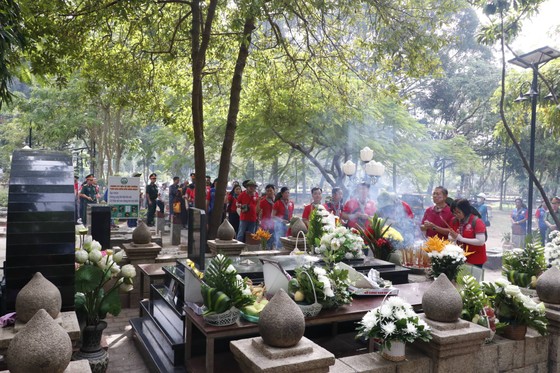 Đoàn đại biểu TPHCM dâng hương tưởng nhớ các anh hùng liệt sĩ tại Côn Đảo ảnh 5