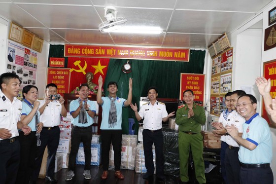 Xúc động hình ảnh đoàn đại biểu TPHCM thăm cán bộ, chiến sĩ Nhà giàn DK1 ảnh 14