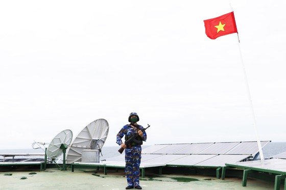 Xúc động hình ảnh đoàn đại biểu TPHCM thăm cán bộ, chiến sĩ Nhà giàn DK1 ảnh 10