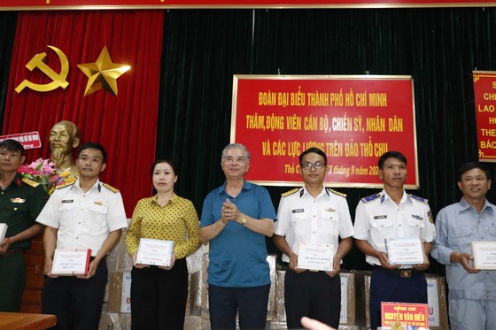 Đoàn công tác TPHCM thăm, tặng quà cán bộ, chiến sĩ và nhân dân đảo Thổ Chu ảnh 5