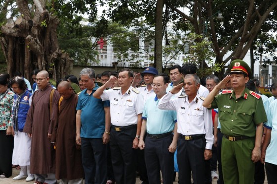 Đoàn công tác TPHCM thăm, tặng quà cán bộ, chiến sĩ và nhân dân đảo Thổ Chu ảnh 1