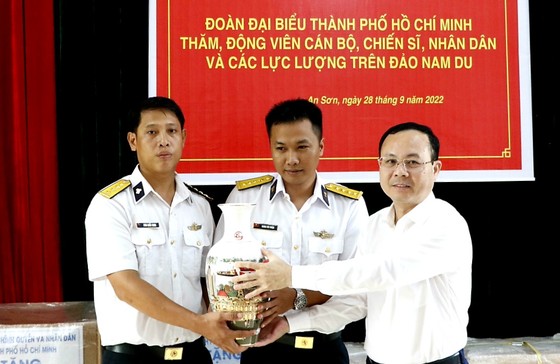 Lãnh đạo TPHCM thăm, tặng quà cán bộ, chiến sĩ và nhân dân đảo Nam Du ảnh 4