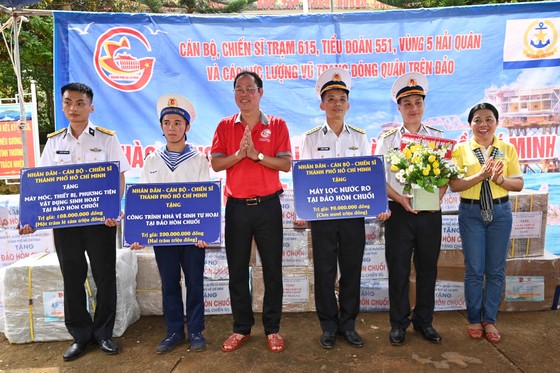 Vượt sóng dữ thăm cán bộ, chiến sĩ và nhân dân đảo Hòn Chuối ảnh 7