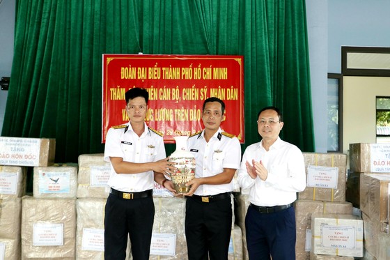Đoàn đại biểu TPHCM đến thăm cán bộ, chiến sĩ và nhân dân trên đảo Hòn Đốc ảnh 2