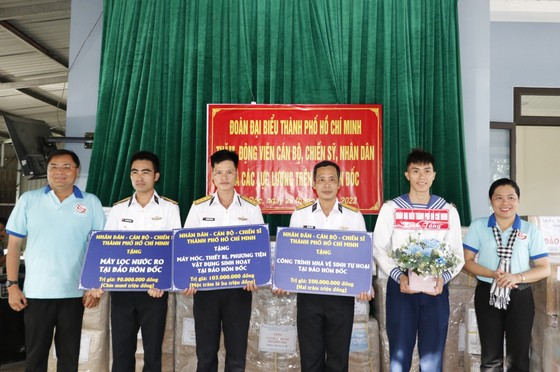 Đoàn đại biểu TPHCM đến thăm cán bộ, chiến sĩ và nhân dân trên đảo Hòn Đốc ảnh 6