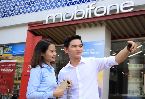 Có thể mua Samsung Note 8 với giá 7.490.000  tại cửa hàng MobiFone ảnh 1