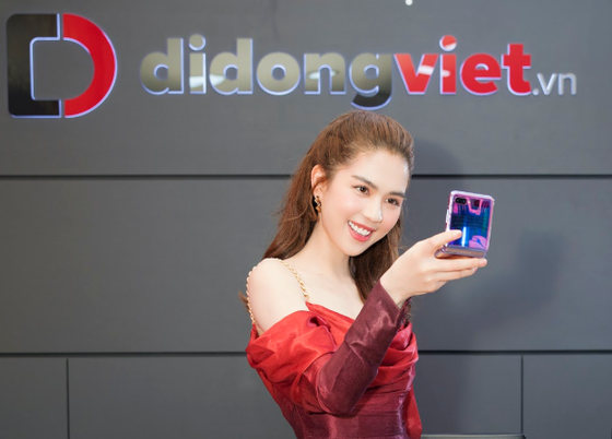 Ngọc Trinh trên tay Galaxy Z Flip đầu tiên trong ngày mở bán tại Di Động Việt ảnh 2