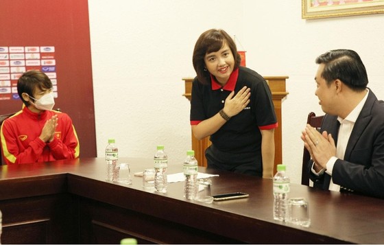 FPT Shop trao 500 triệu đồng đến đội tuyển bóng đá nữ Việt Nam ảnh 1