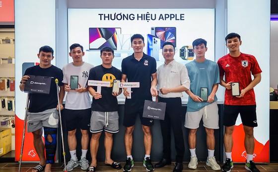 Nhâm Mạnh Dũng, Phan Tấn Tài, Nguyễn Thanh Bình sở hữu iPhone 13 Pro Max tại Di Động Việt ảnh 1